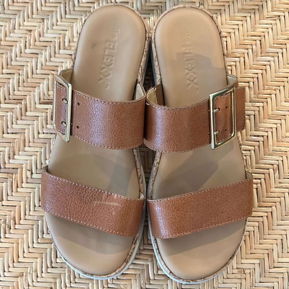 The Flexx camel color sandal Size 10 Excellent used condition.